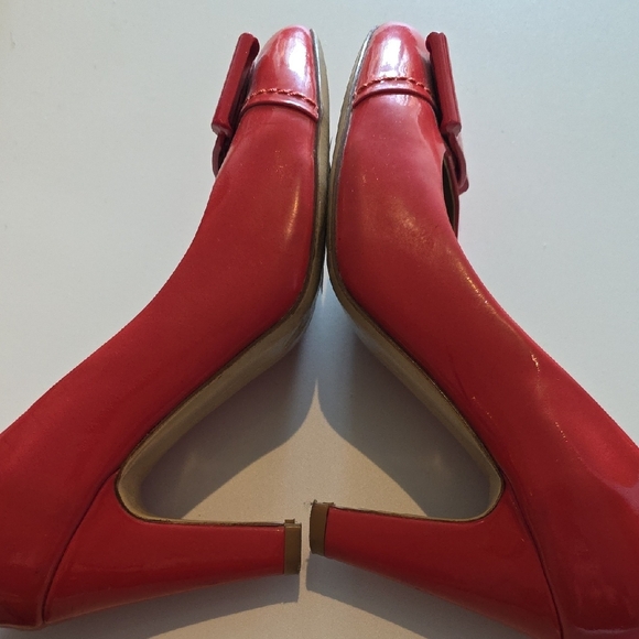 Salvatore Ferragamo Patent Red Bow Pumps - Picture 4 of 6